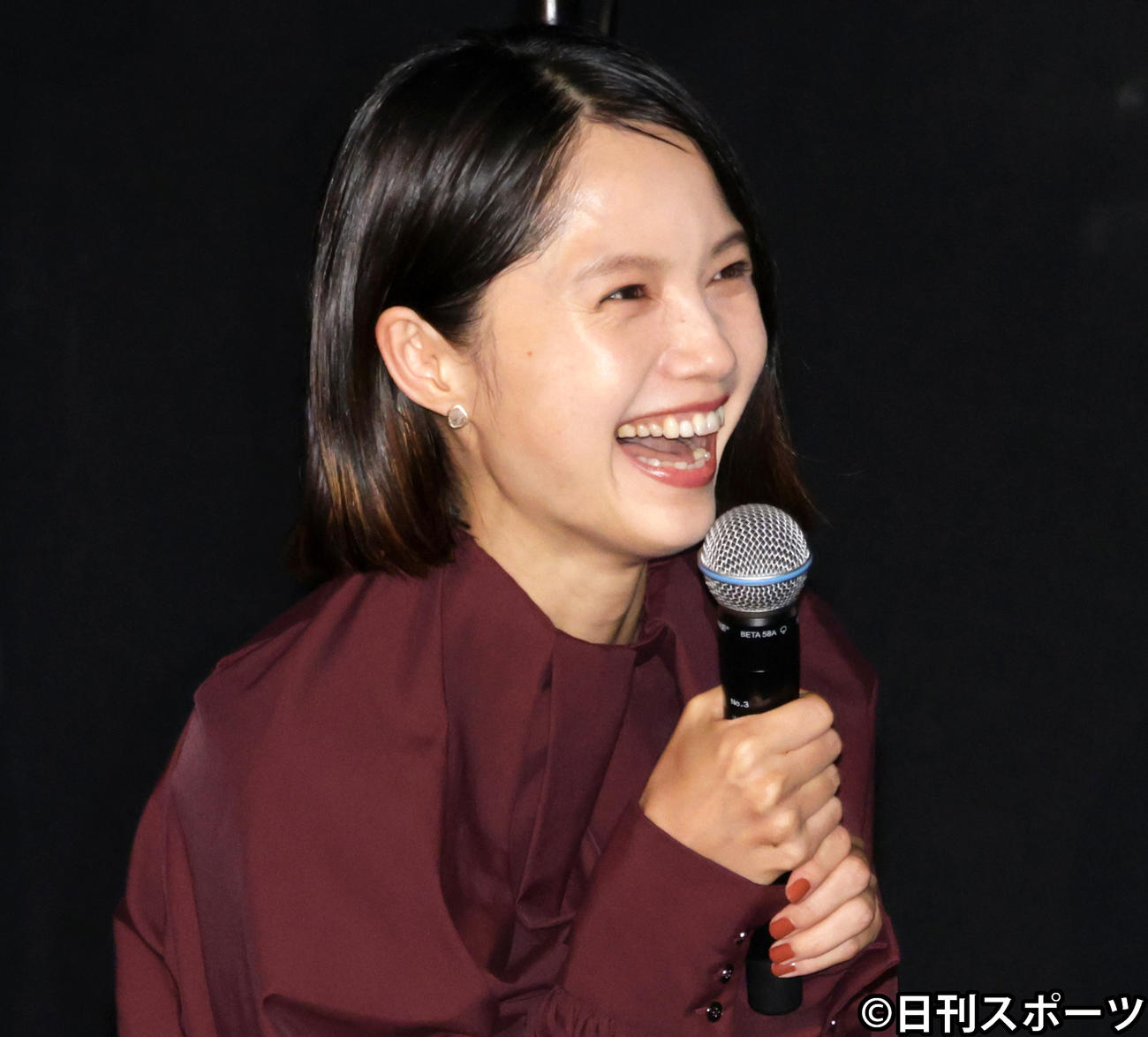 映画「竜とそばかすの姫」舞台あいさつで笑顔を見せる宮崎あおい（撮影・中島郁夫）