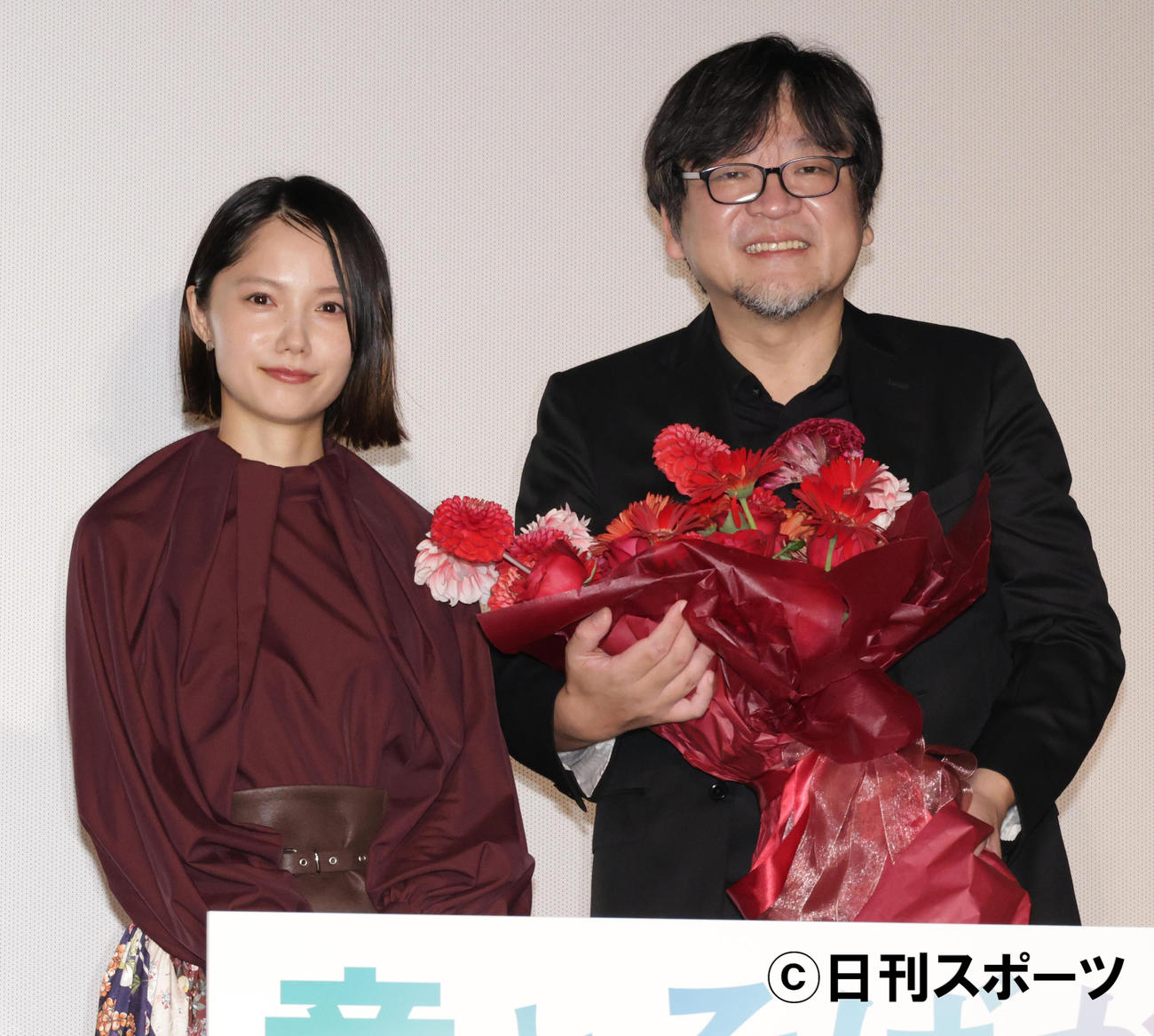 映画「竜とそばかすの姫」舞台あいさつで細田守監督（右）をサプライズ祝福する宮崎あおい（撮影・中島郁夫）