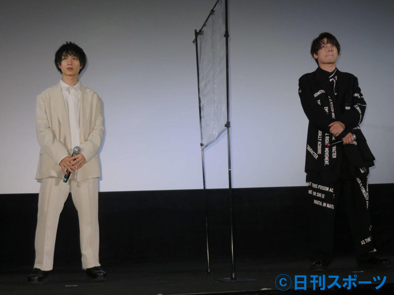 映画「クロガラス3」公開記念舞台あいさつに登壇した植田圭輔（左）と崎山つばさ（撮影・村上幸将）