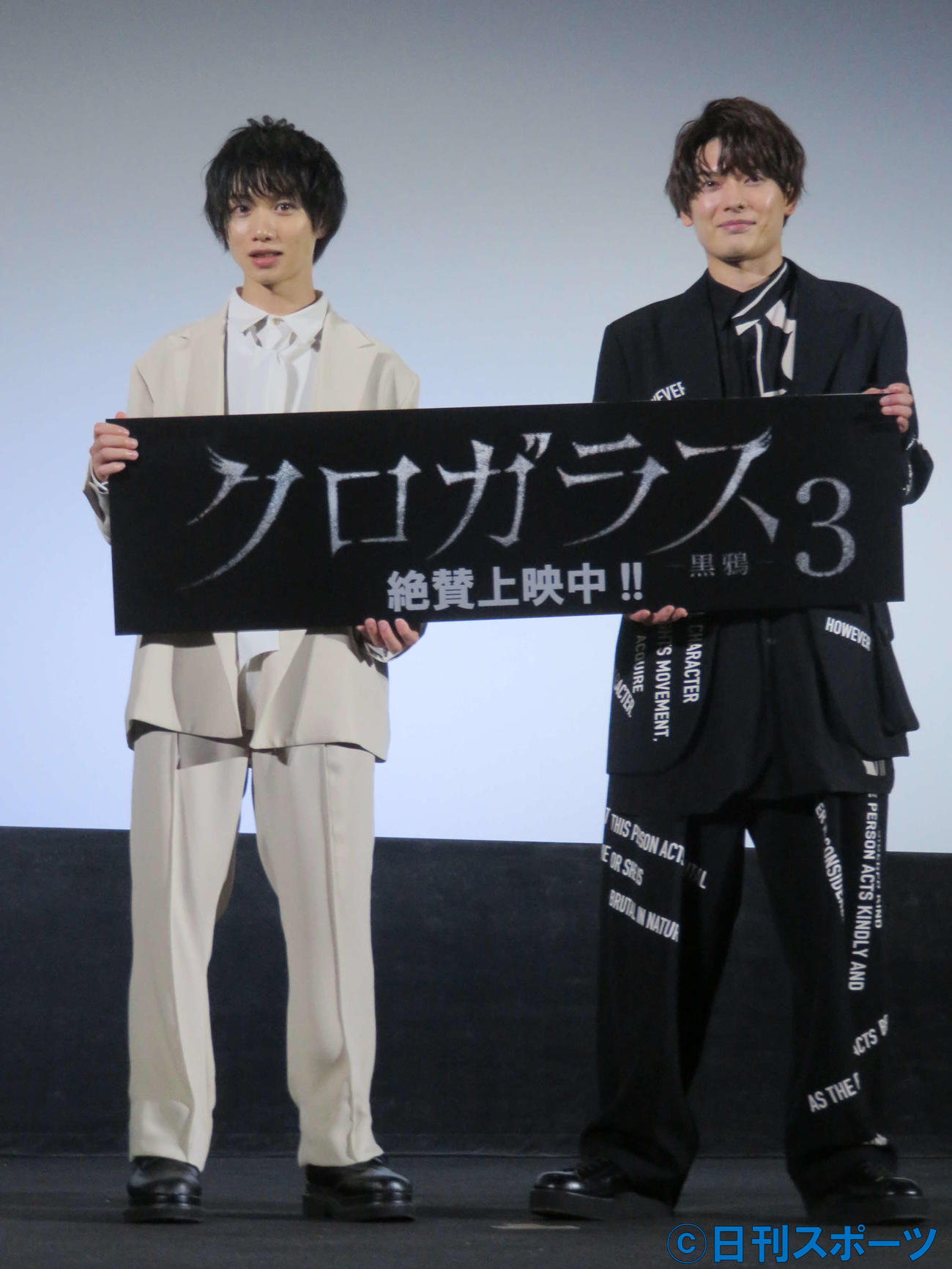 映画「クロガラス3」公開記念舞台あいさつに登壇した植田圭輔（左）と崎山つばさ（撮影・村上幸将）