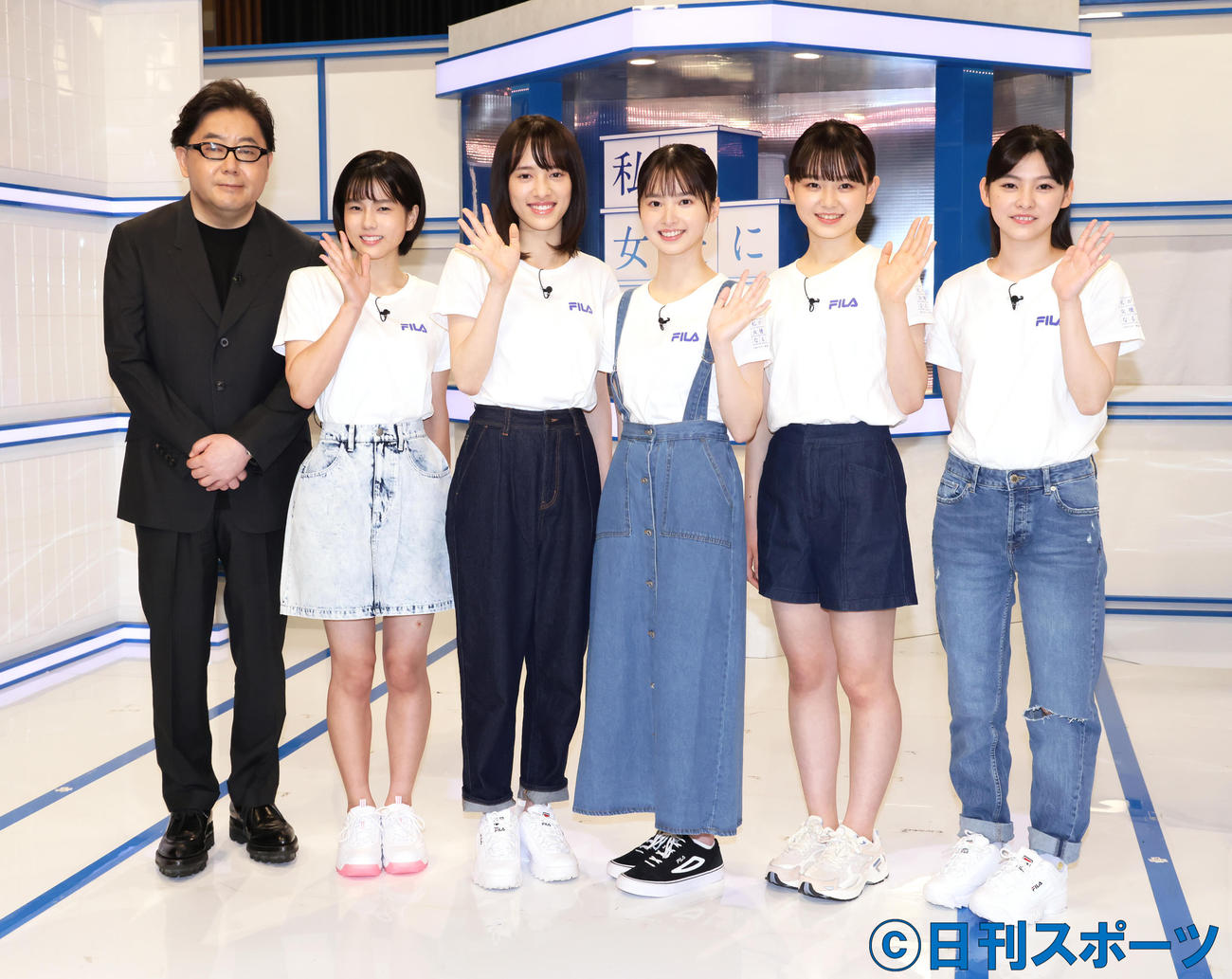 審査員の秋元康氏（左端）との記念撮影に笑顔を見せる演技バトル第1位の飯沼愛（中央右）ら。1人おいて左から特別枠の三浦涼菜、第3位の赤穂華、1人おいて2位の武山瑠香、特別枠の渋谷風花（撮影・足立雅史）