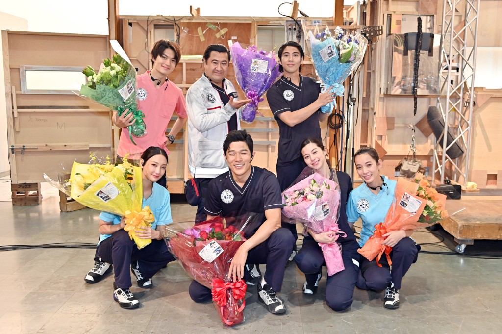 クランクアップしたTBS系連続ドラマ「TOKYO MER～走る緊急救命室～」出演者。前列左から菜々緒、鈴木亮平、中条あやみ、フォンチー。後列左から佐野勇斗、小手伸也、賀来賢人（C）TBS