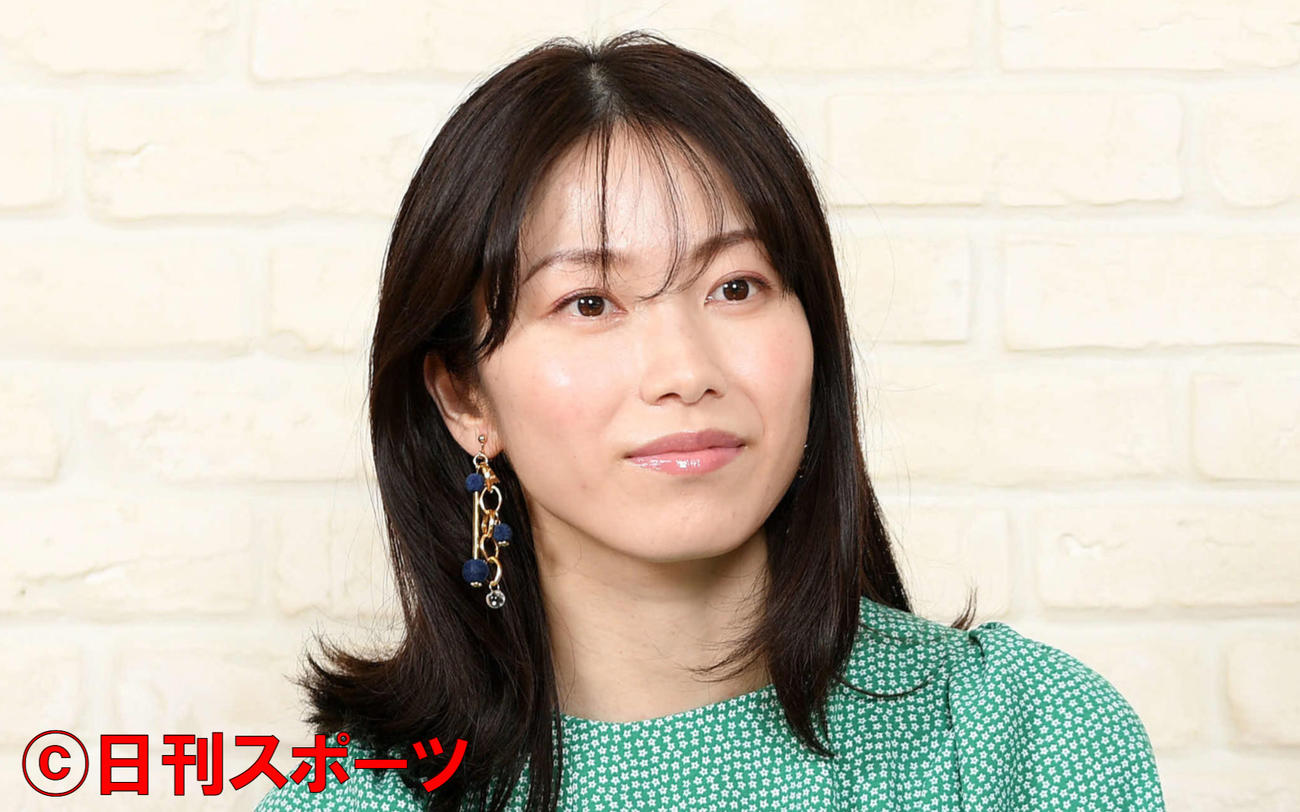 対談する横山由依（撮影・滝沢徹郎）