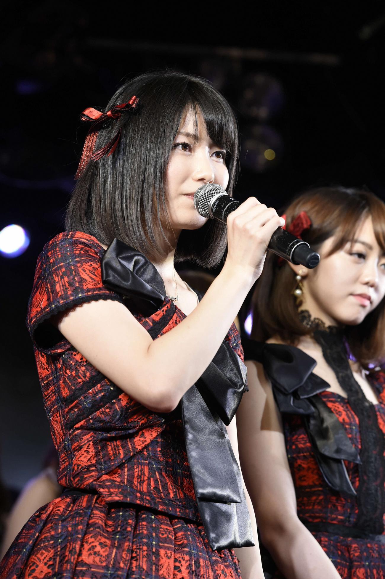 AKB48劇場10周年記念公演であいさつする横山由依（2015年12月撮影）