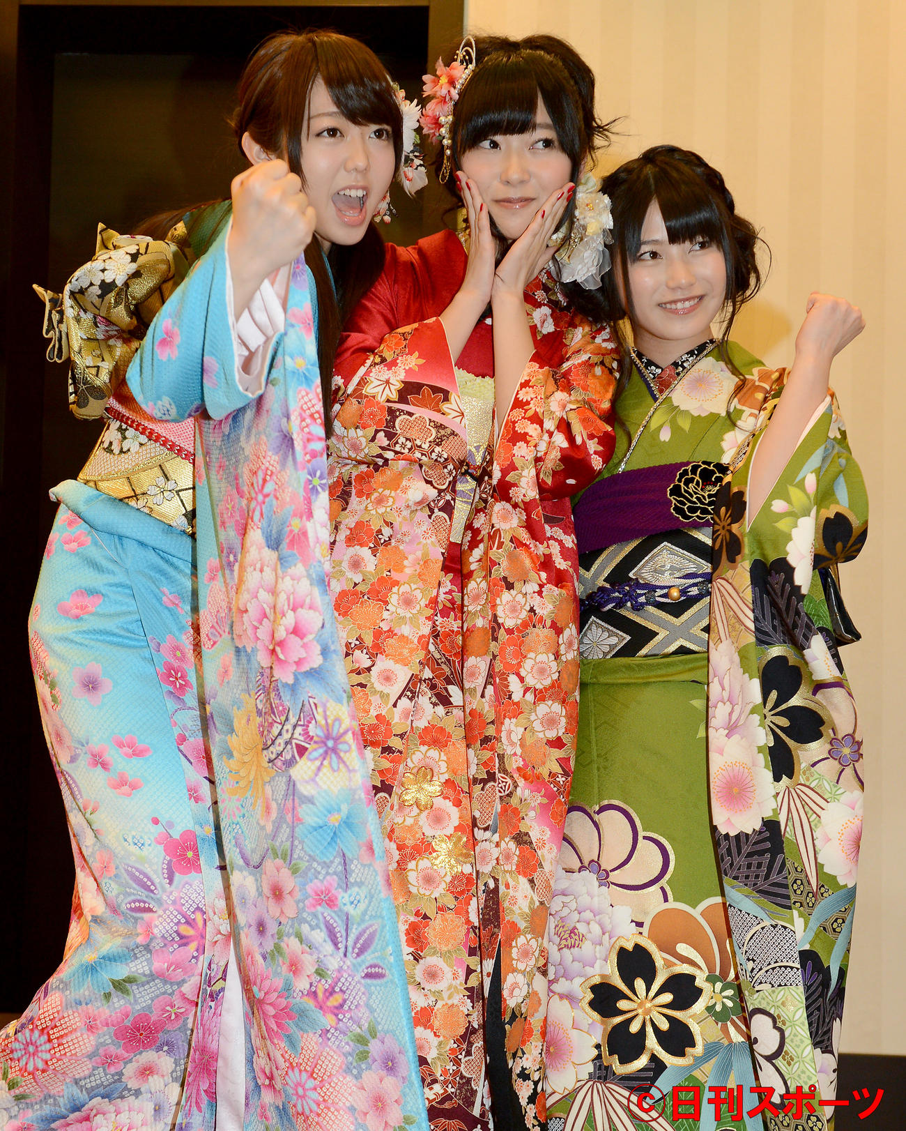 成人式を迎え峯岸みなみ、指原莉乃とポーズをとる横山由依（右）（2013年1月撮影）