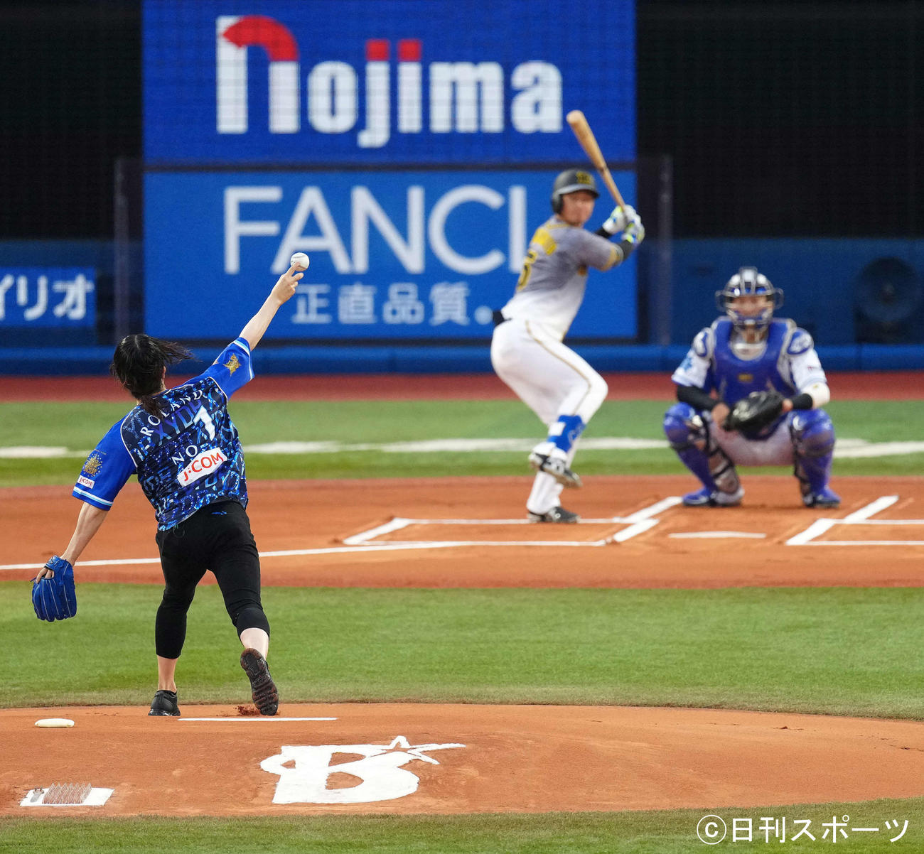 DeNA対阪神　始球式に臨むROLAND。打者阪神近本（撮影・江口和貴）