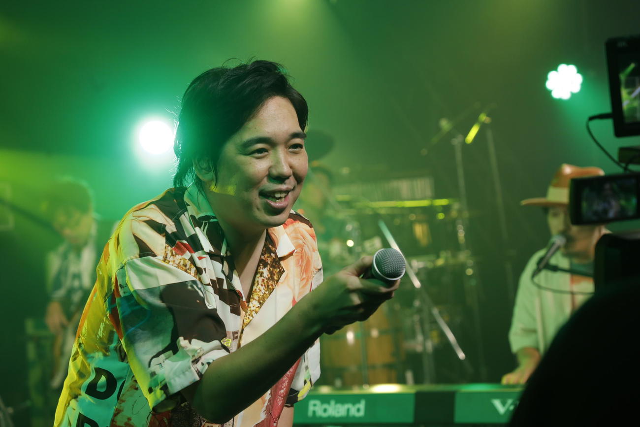オンラインライブで画面のファンにアピールするスキマスイッチ大橋卓弥