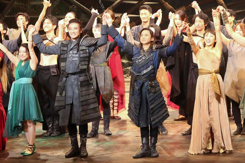主演ミュージカル「ナイツ・テイル-騎士物語-」が開幕した堂本光一(前列左から3人目)。前列左から上白石萌音、井上芳雄、1人おいて音月桂