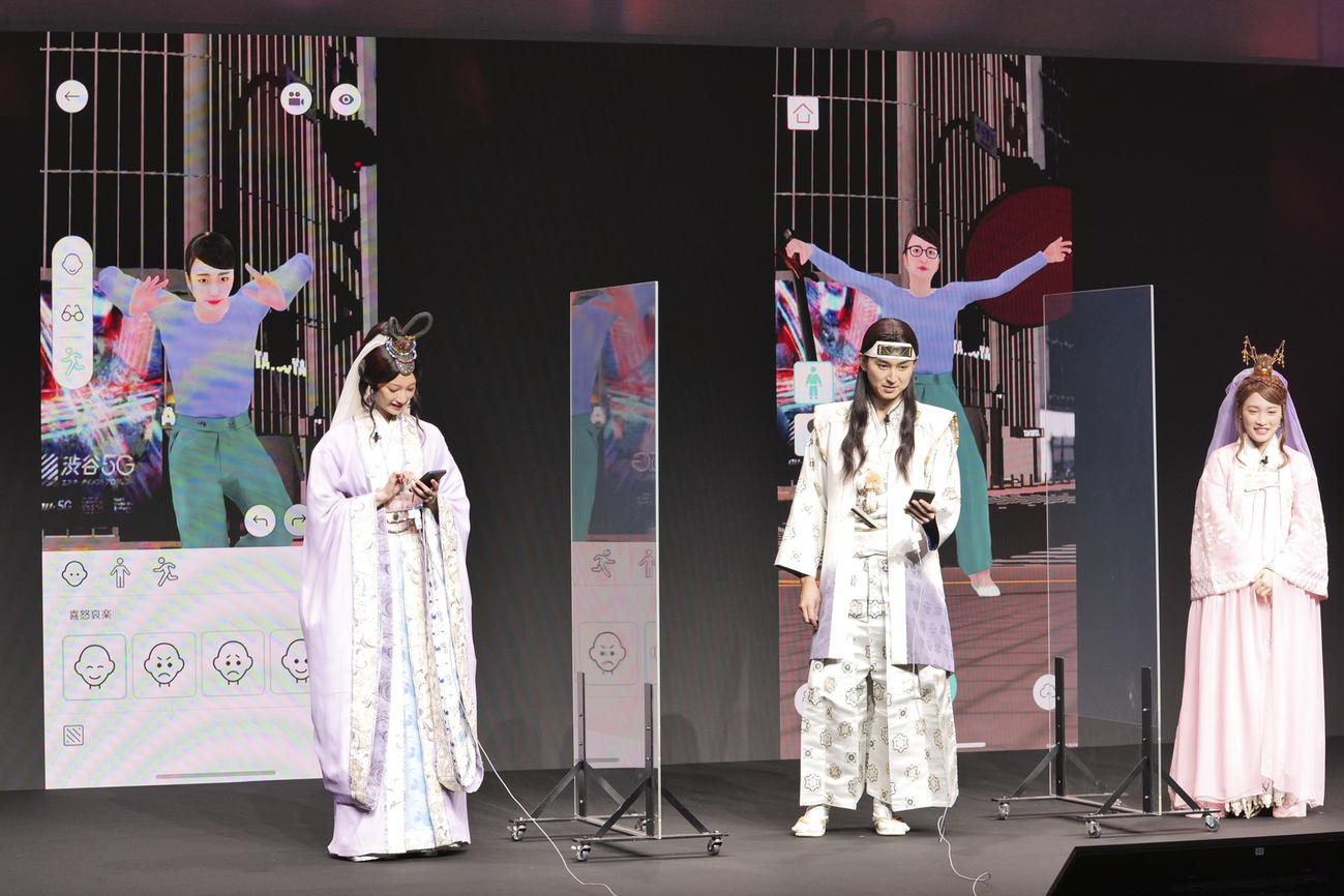 KDDIの「新サービス発表会」でアバター化された川栄李奈（右）と操作する菜々緒（左）と松田翔太