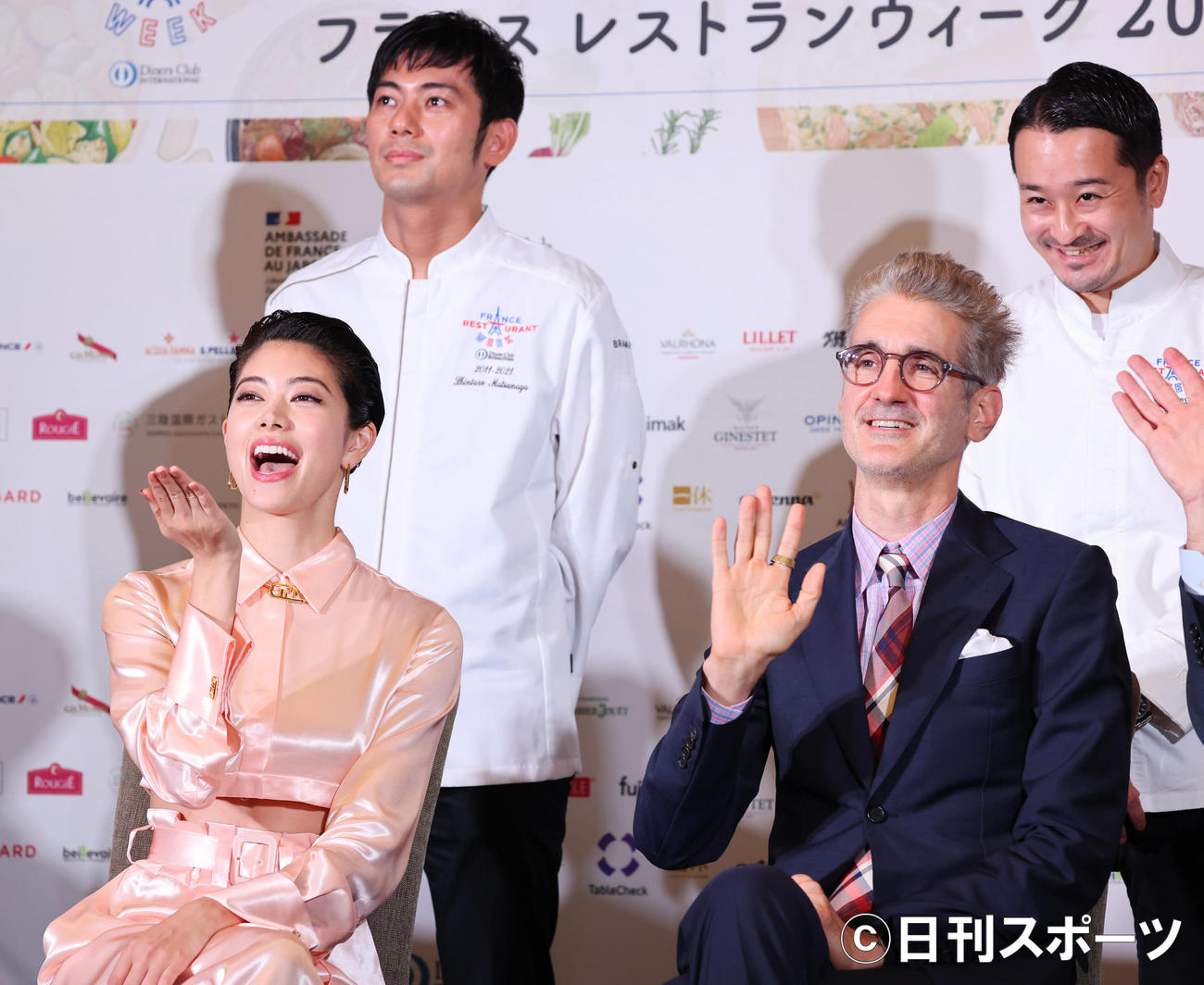 「ダイナースクラブ　フランス　レストランウィーク2021記者発表会」に登壇し笑顔で写真に納まる森星（前列左）とフローラン・ダバディ（同右）（撮影・垰建太）