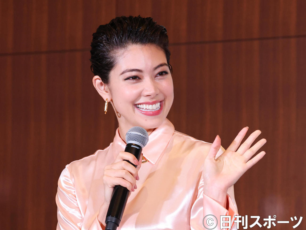 「ダイナースクラブ　フランス　レストランウィーク2021記者発表会」に登壇し手を振る森星（撮影・垰建太）