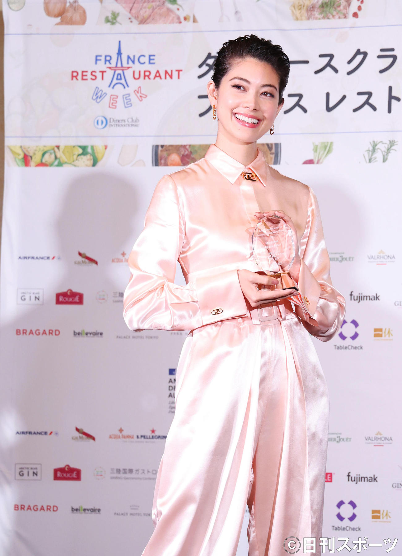 「ダイナースクラブ　フランス　レストランウィーク2021記者発表会」に登壇しアンバサダートロフィを手に笑顔で写真に納まる森星（撮影・垰建太）