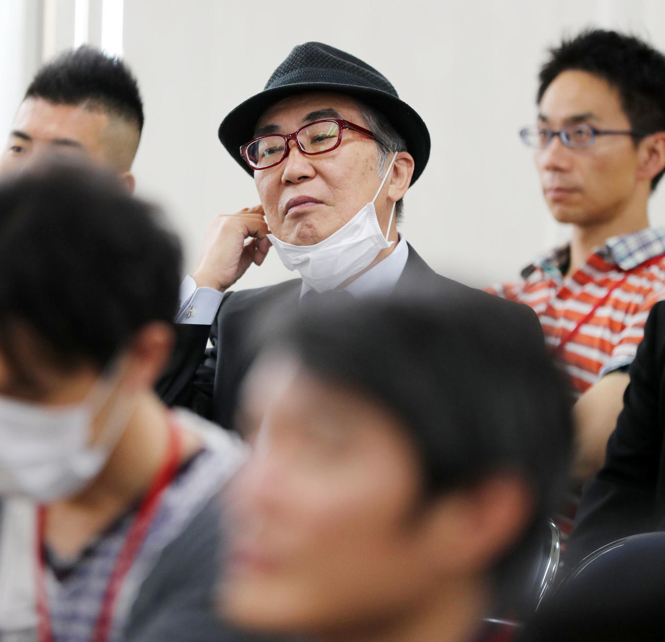17年、藤井聡太四段の対局中に大盤解説を聞く桂文枝