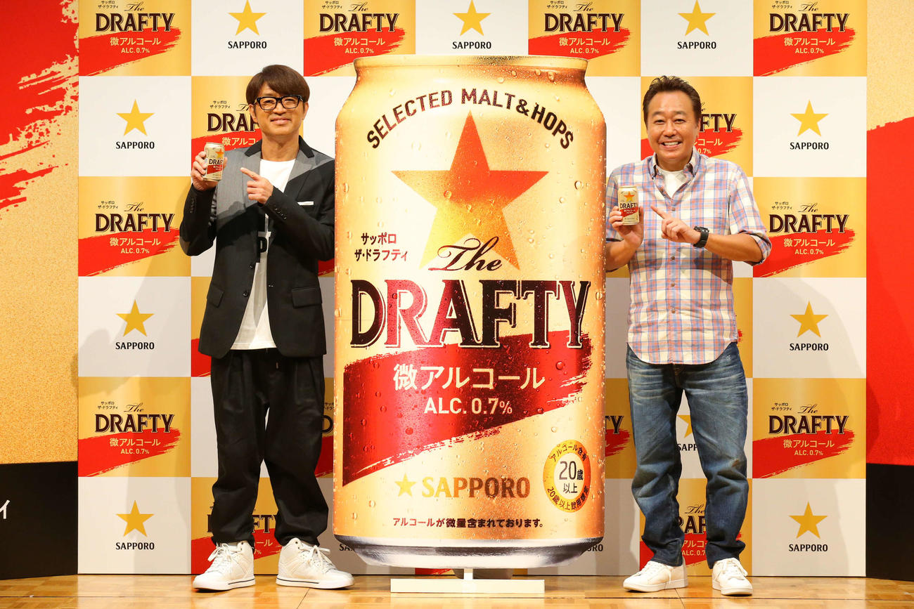 （左から）さまぁ～ずの大竹一樹、三村マサカズが「サッポロ　The DRAFTY」の新CMに出演する