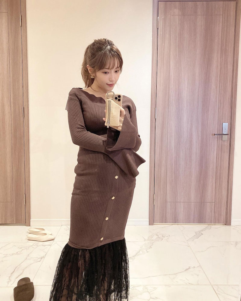 自身がデザイナーを務めるブランドのワンピースを着た舟山久美子（舟山久美子オフィシャルブログから）