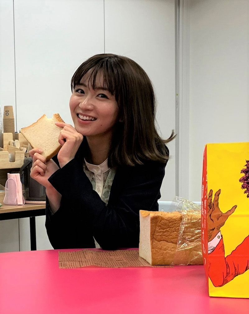 笑顔で食パンを持つ岡崎紗絵（「ごほうびごはん」オフィシャルブログから）