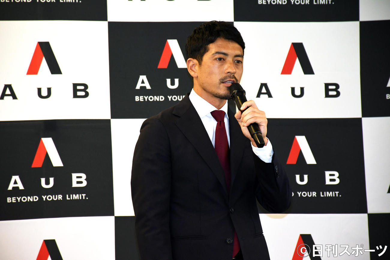 「AuB　メタジェン共同記者会見」であいさつする元サッカー日本代表の鈴木啓太AuB代表取締役（撮影・大友陽平）