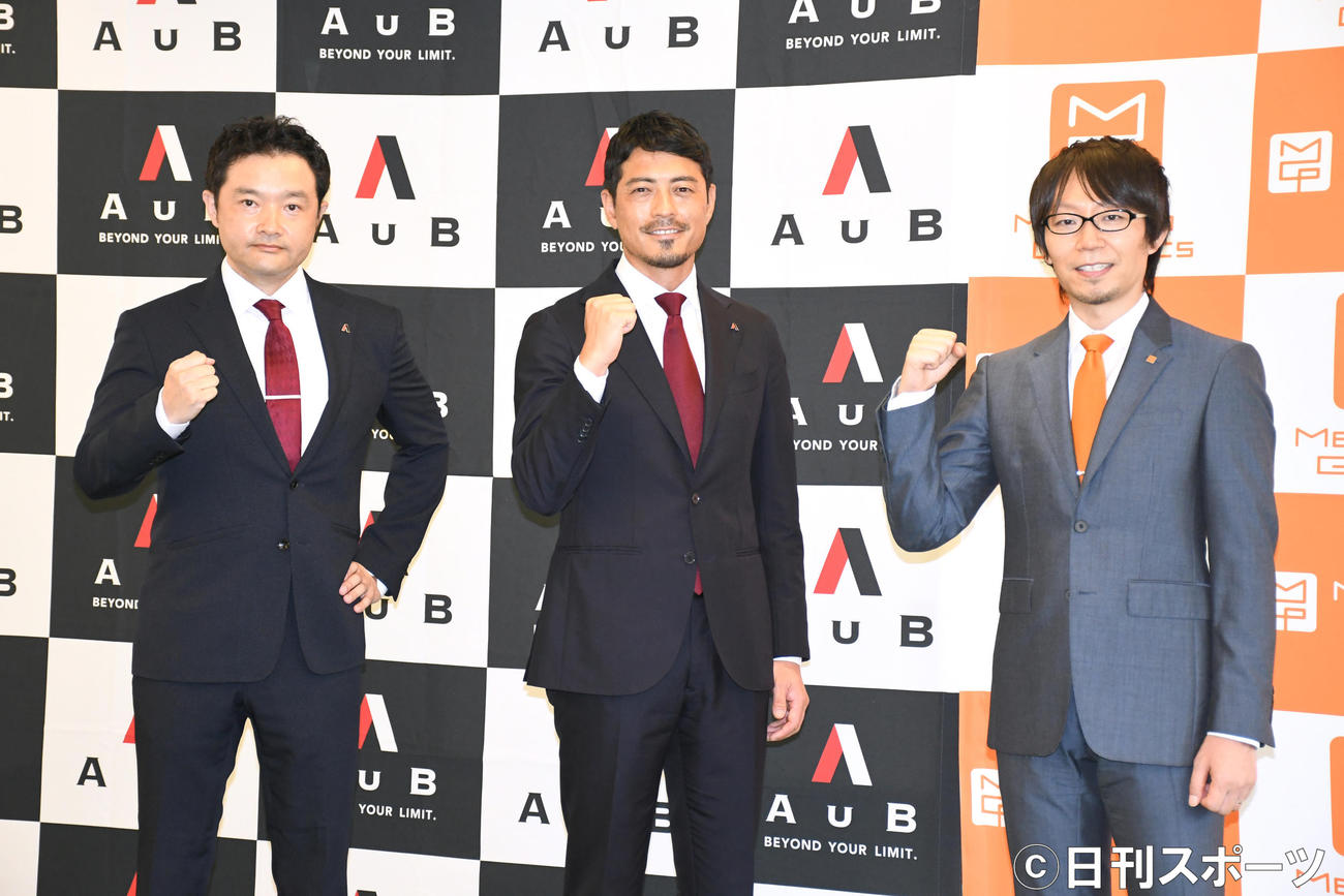 「AuB　メタジェン共同記者会見」に出席した、左からAuB冨士川凛太郎取締役、鈴木啓太代表取締役、メタジェン福田真嗣代表取締役CEO（撮影・大友陽平）