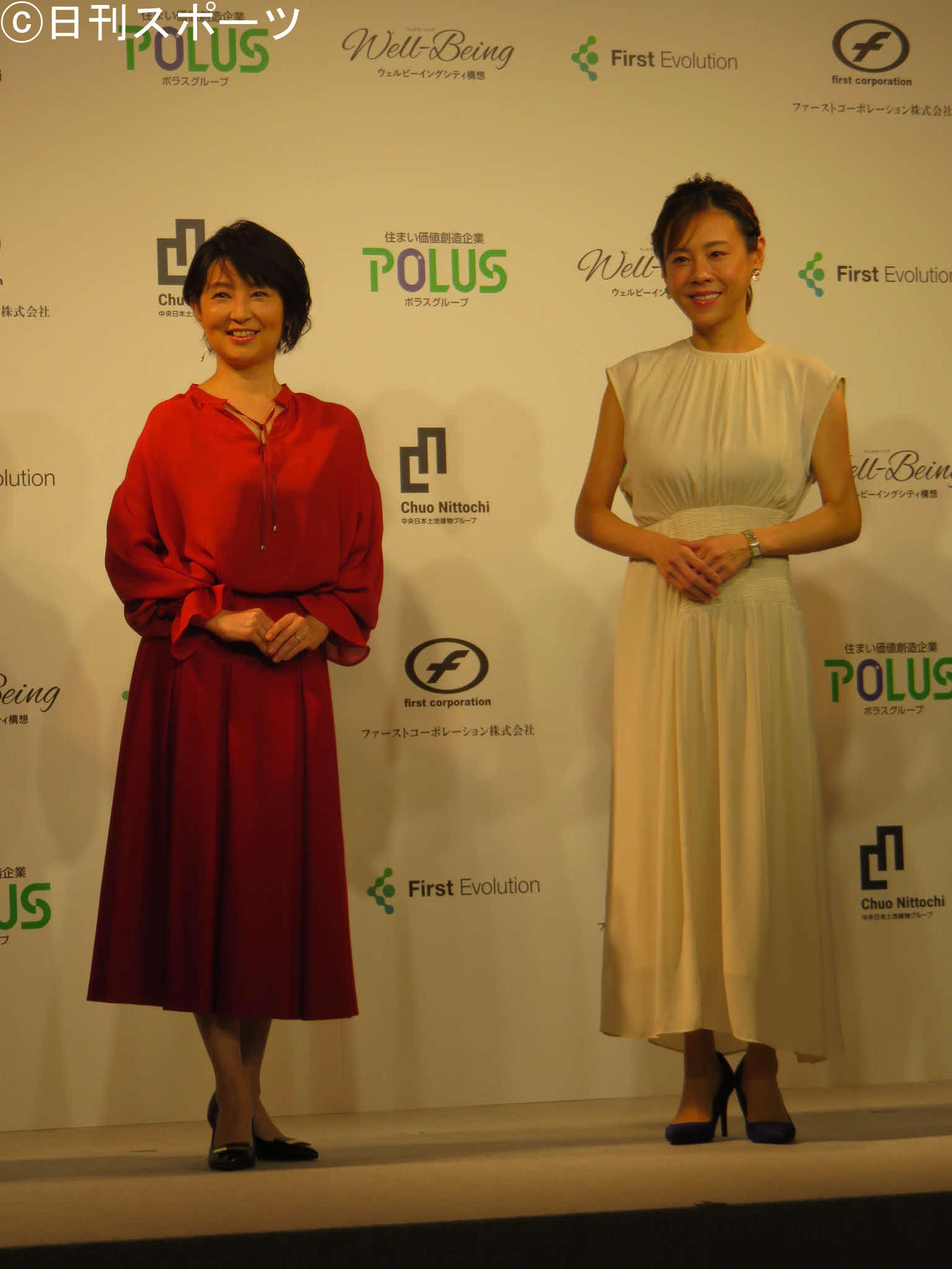 マンションブランドの会見でトークショーを行った小島奈津子（左）高橋真麻