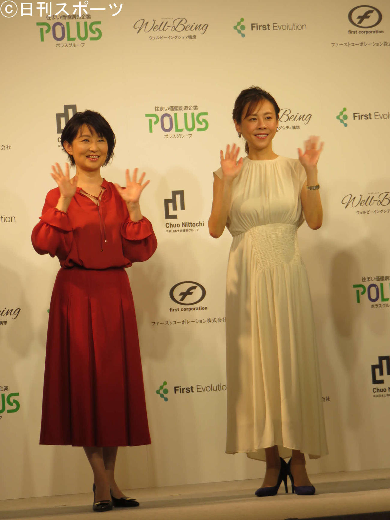 トークショーで手を振る小島奈津子（左）と高橋真麻