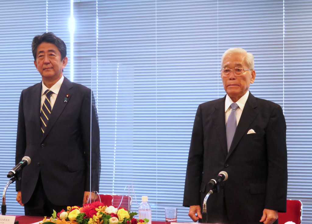 13日、都内で開かれた第32回「高松宮殿下記念世界文化賞」の会見に出席した安倍晋三前首相（左）と日枝久フジサンケイグループ代表