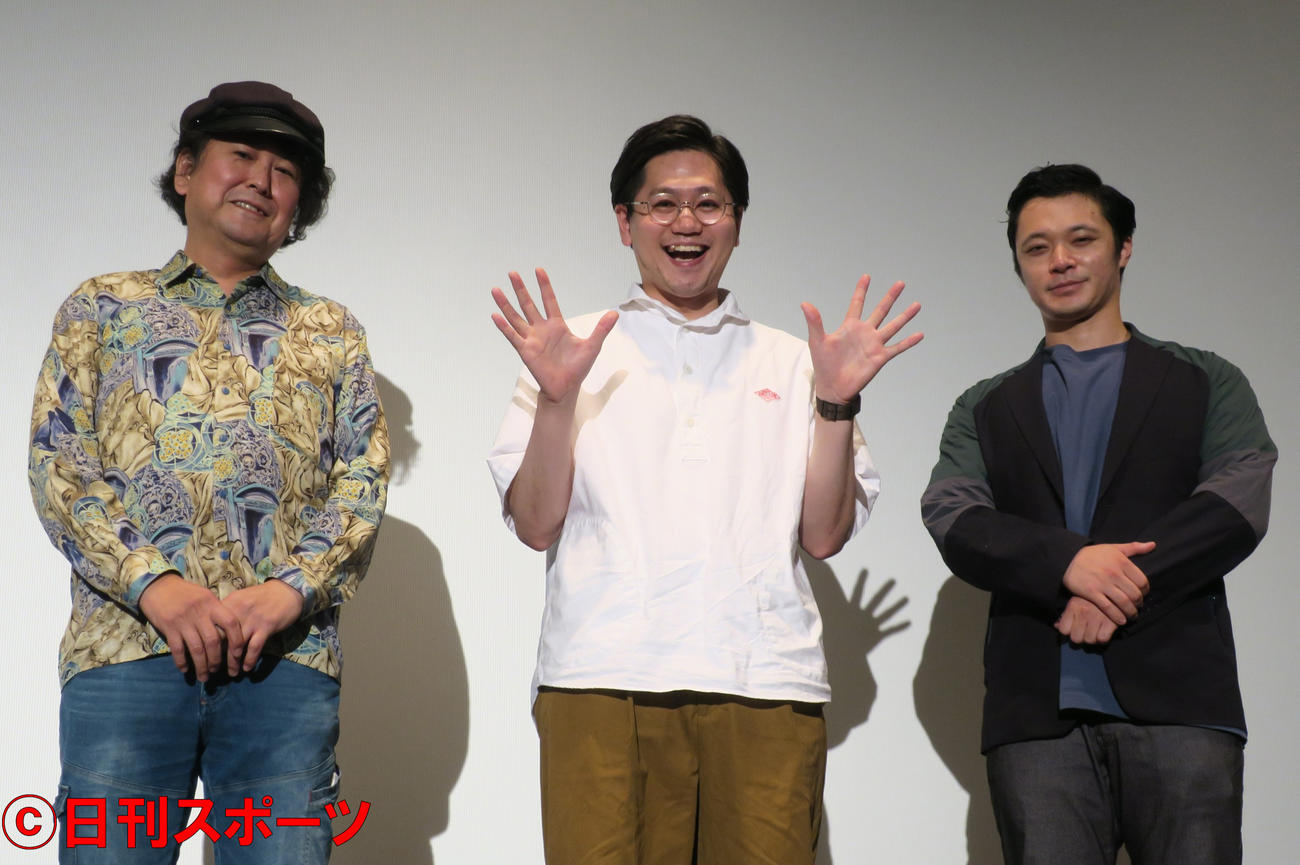 主演映画「劇場版ほんとうにあった怖い話～事故物件芸人3～」の舞台挨拶で。左から、天野裕充監督、東京ホテイソンのたけるとショーゴ
