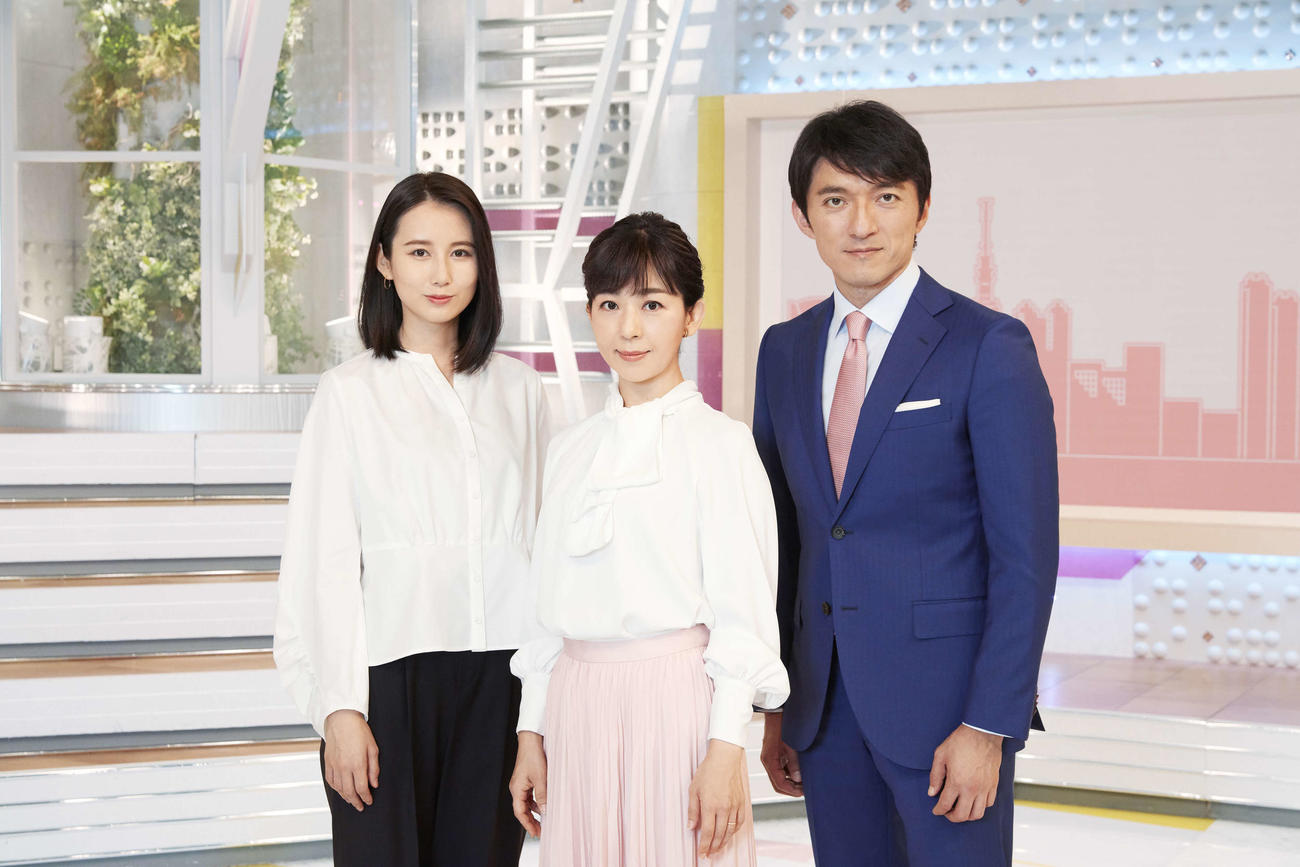 10月からテレビ朝日系報道番組「スーパーJ　チャンネル」（月～金曜午後4時45分）でメインキャスターを務める左から森川夕貴、松尾由美子、小松靖