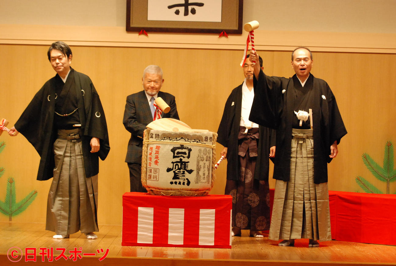 天満天神繁昌亭が開場15周年を迎え、記念式典で鏡開きする笑福亭仁智会長（右端）、月亭遊方（左端）（撮影・松浦隆司）