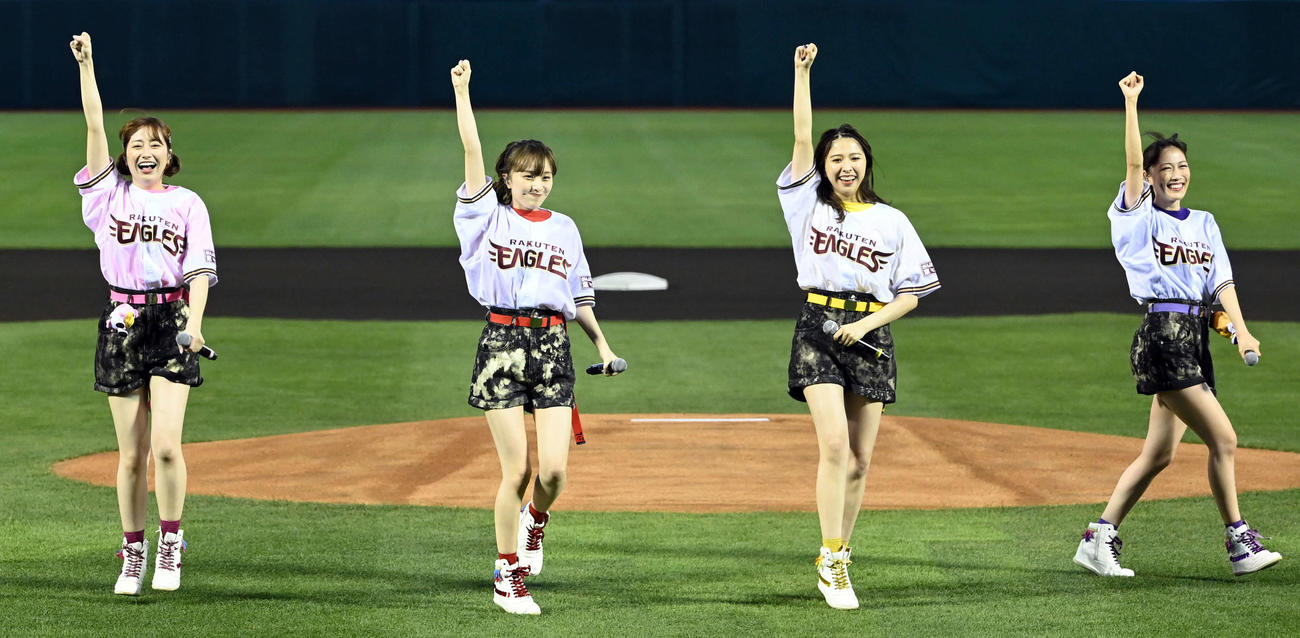 楽天－オリックス戦前のミニライブに登場した、ももいろクローバーZ。左から佐々木彩夏、百田夏菜子、玉井詩織、高城れに（撮影・たえ見朱実）