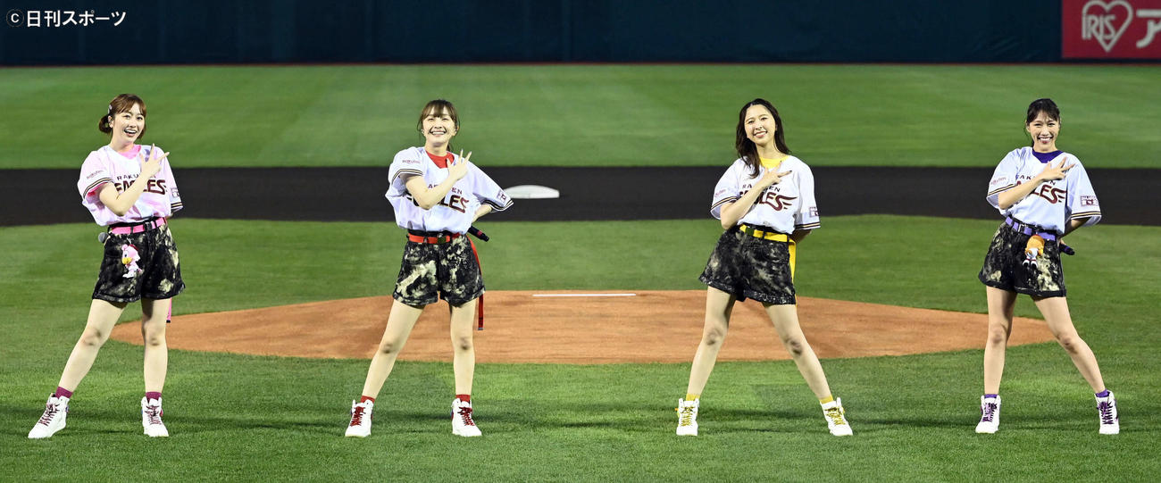 楽天－オリックス戦前のミニライブに登場した、ももいろクローバーZ。左から佐々木彩夏、百田夏菜子、玉井詩織、高城れに（撮影・たえ見朱実）