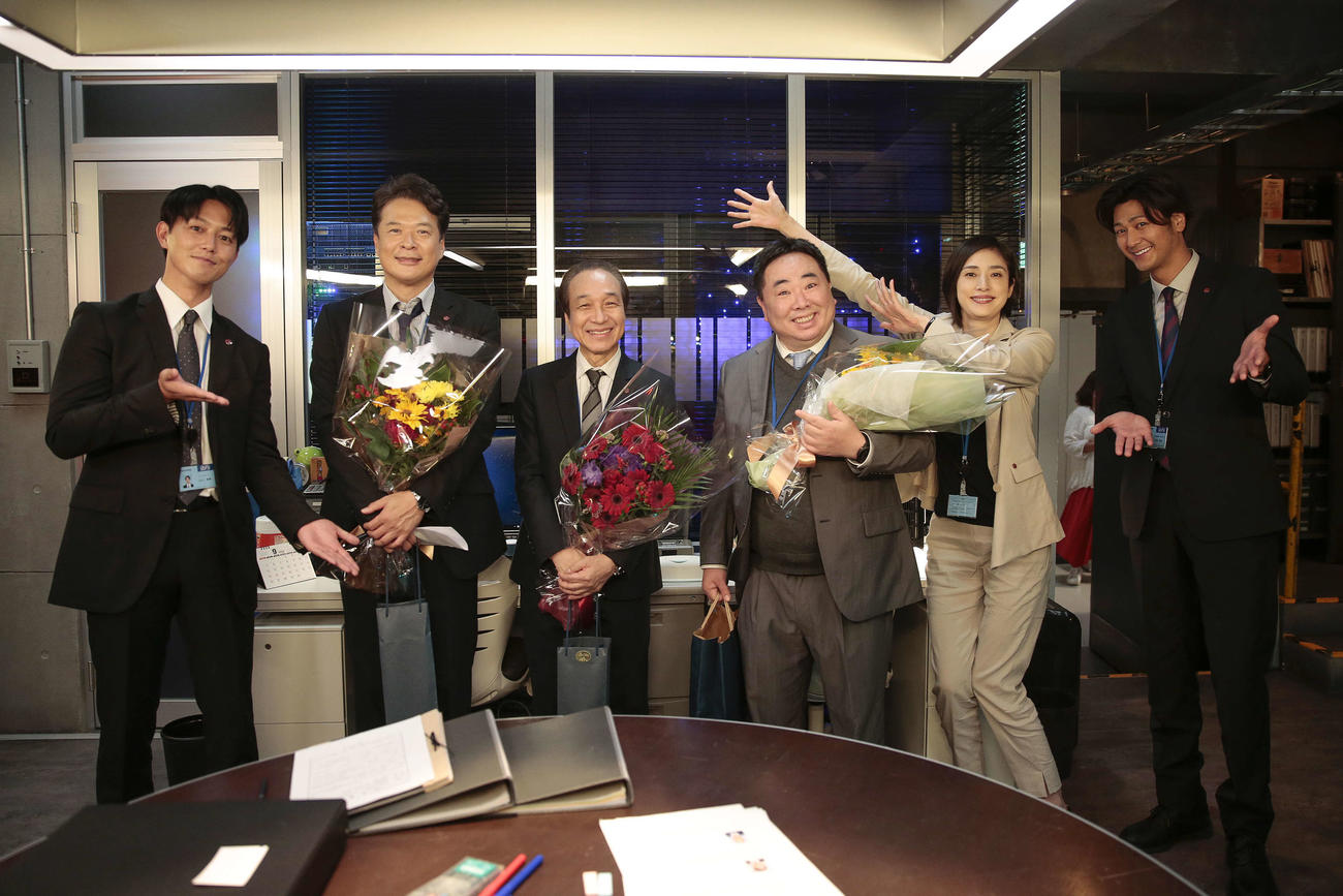 テレビ朝日系「緊急取調室」のクランクアップを迎えた左から工藤阿須加、田中哲司、小日向文世、塚地武雅、天海祐希、速水もこみち