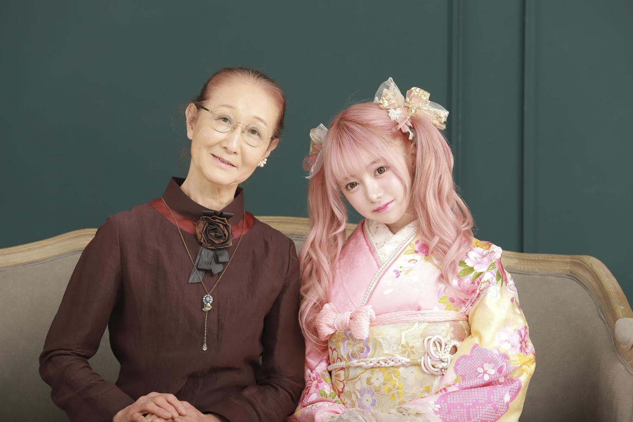 セルフプロデュース写真集　「mell」（講談社）。望月めるさん（右）と祖母のショット