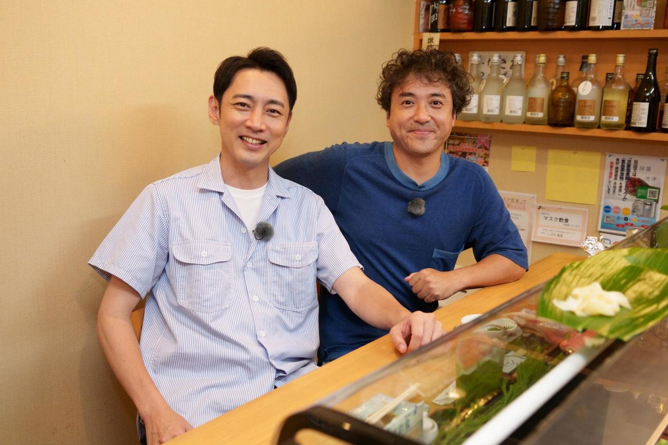 小泉家行きつけの寿司店のカウンターで笑顔を見せる小泉孝太郎(左）とムロツヨシ（C）フジテレビ