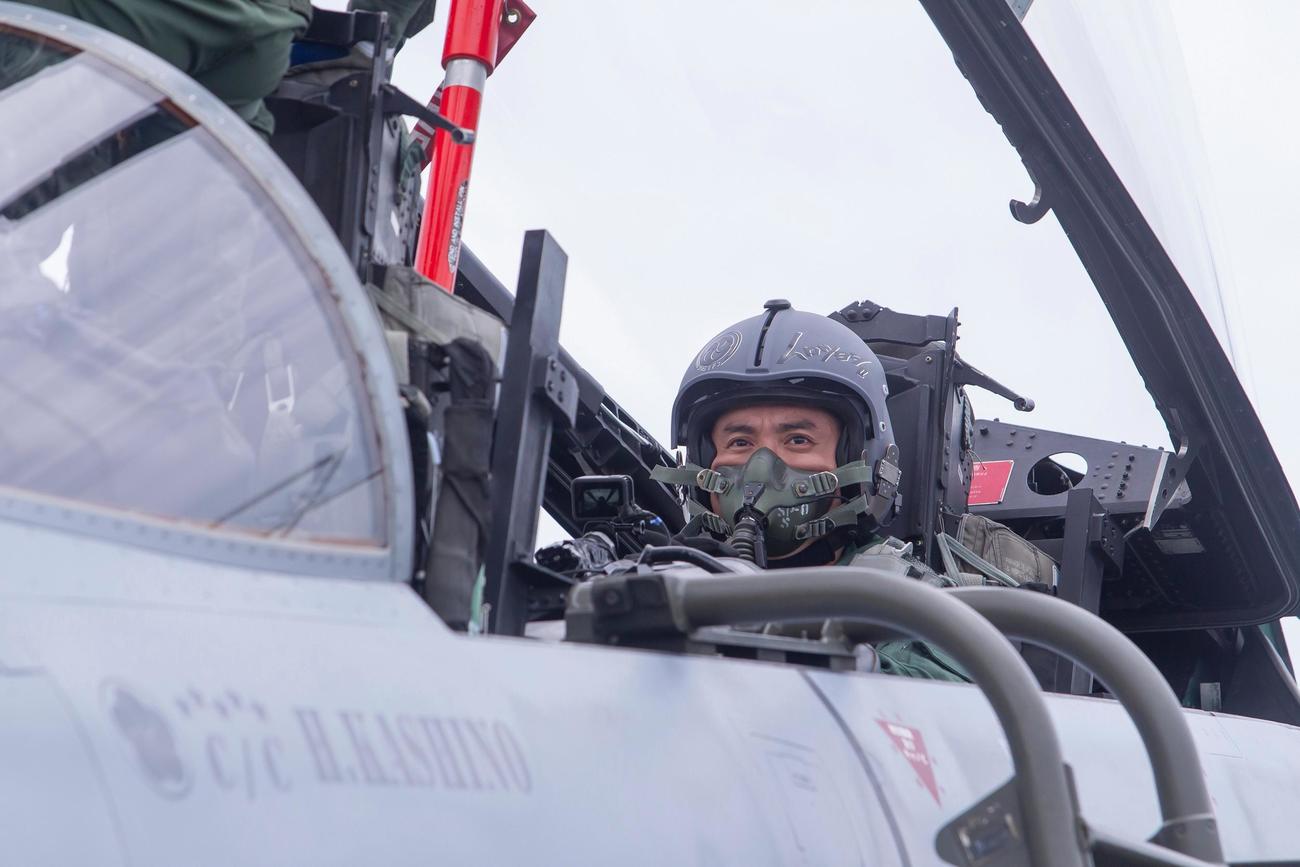 「F－15戦闘機」の操縦席に乗ったムロツヨシ（C）フジテレビ