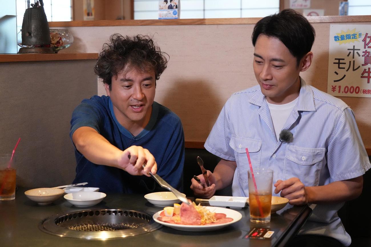 小泉家行きつけの焼き肉店で肉を焼くムロツヨシ（左）と小泉孝太郎（C）フジテレビ