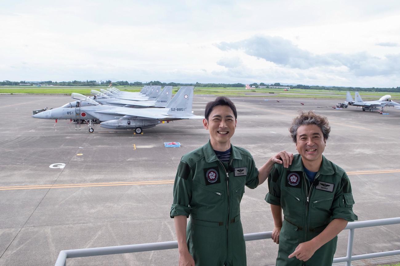 小泉孝太郎（左）がムロツヨシのためにチャーターしたのは「F－15戦闘機」だった（C）フジテレビ