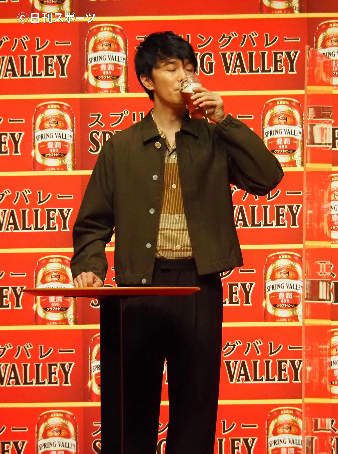 ビールを飲む長谷川博己（撮影・遠藤尚子）
