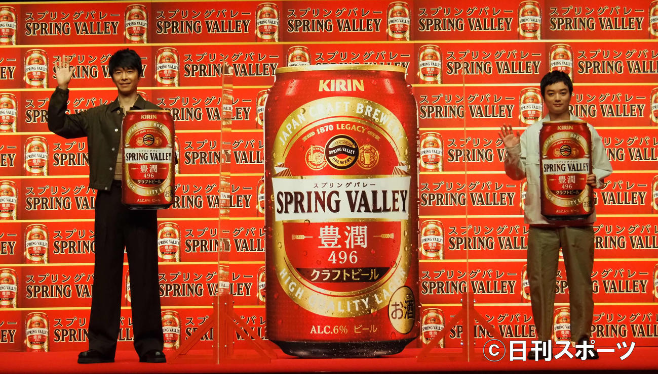 クラフトビール「スプリングバレー」3000万本突破記念祝杯式に出席した長谷川博己（左）と染谷将太（撮影・遠藤尚子）