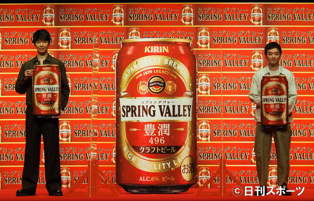 クラフトビール「スプリングバレー」3000万本突破記念祝杯式に出席した長谷川博己（左）と染谷将太（撮影・遠藤尚子）