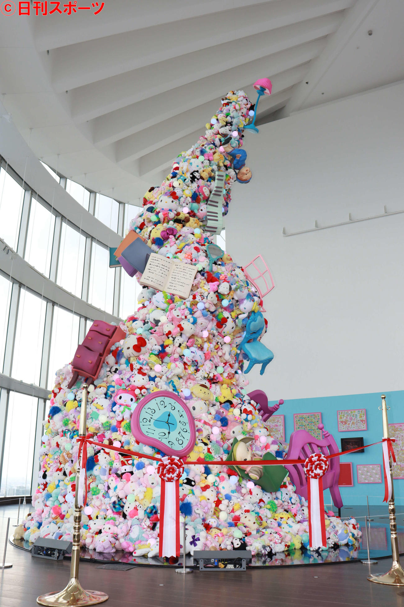 「サンリオ展　ニッポンのカワイイ文化60年史」シンボリックアートの「Unforgettable Tower」。制作は増田セバスチャン（撮影・勝部晃多）