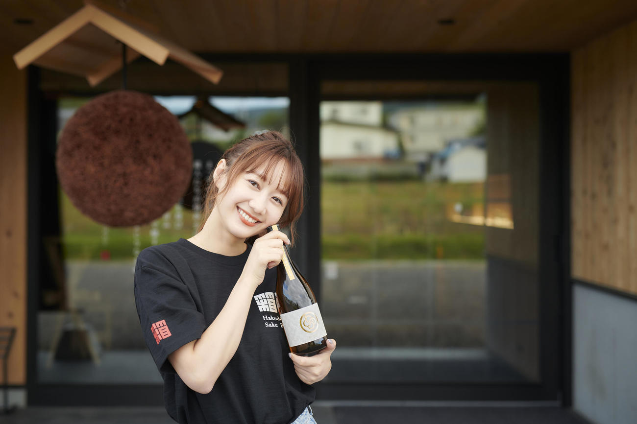 初めてプロデュースした日本酒「秋華七－AKIHANA－」を発売する高田秋