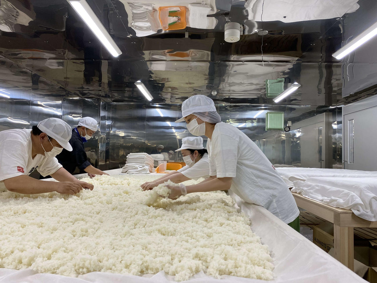 初めてプロデュースした日本酒「秋華七－AKIHANA－」の仕込みを自ら行う高田秋（右）