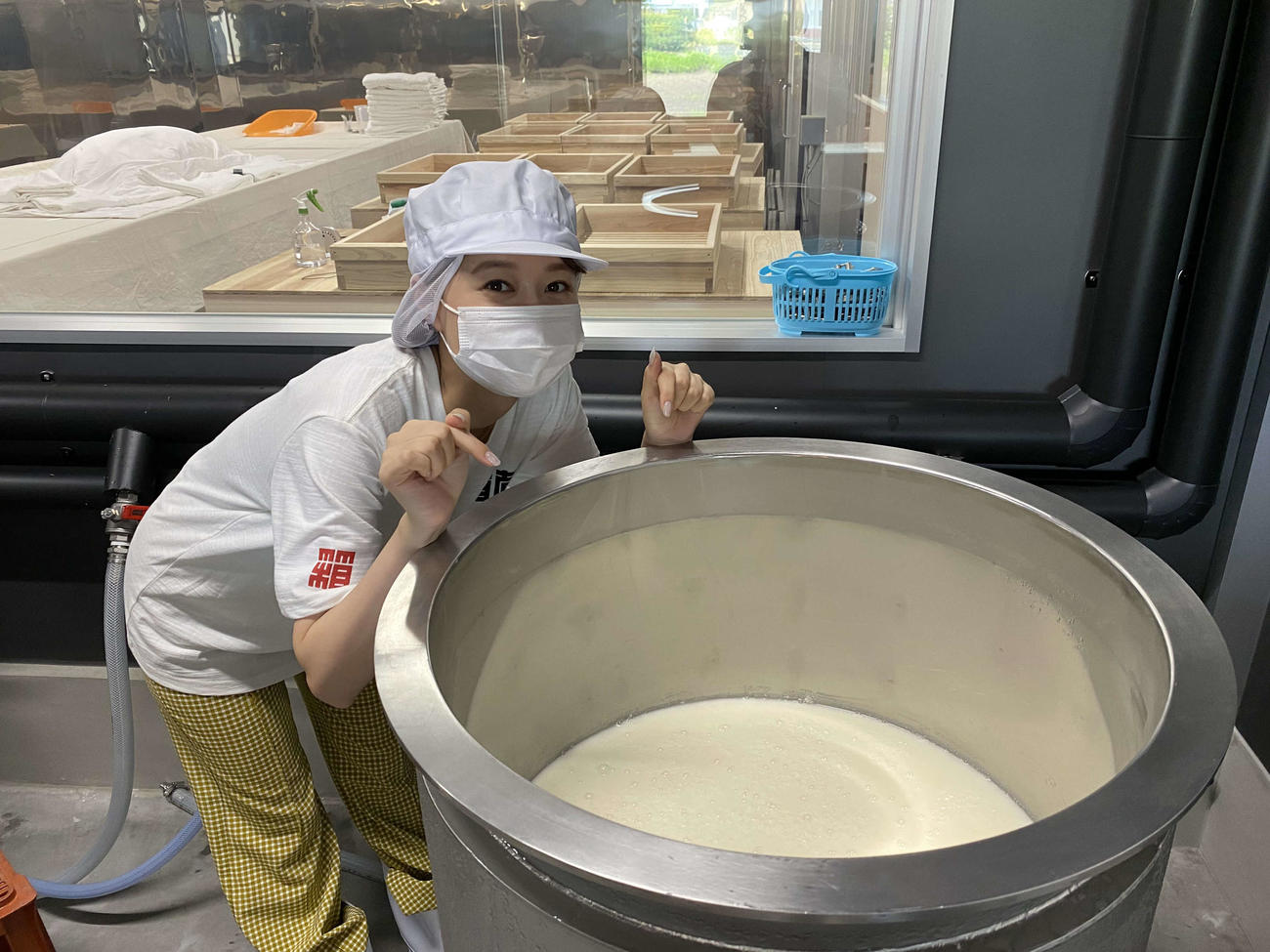 初めてプロデュースした日本酒「秋華七－AKIHANA－」の仕込みを自ら行う高田秋