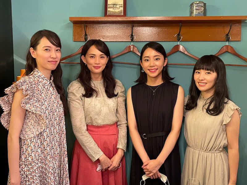 ドラマ「ハコヅメ～たたかう！交番女子～」の公式ブログでオフショット写真が公開された。左から戸田恵梨香、臼田あさ美、大西礼芳、徳永えり