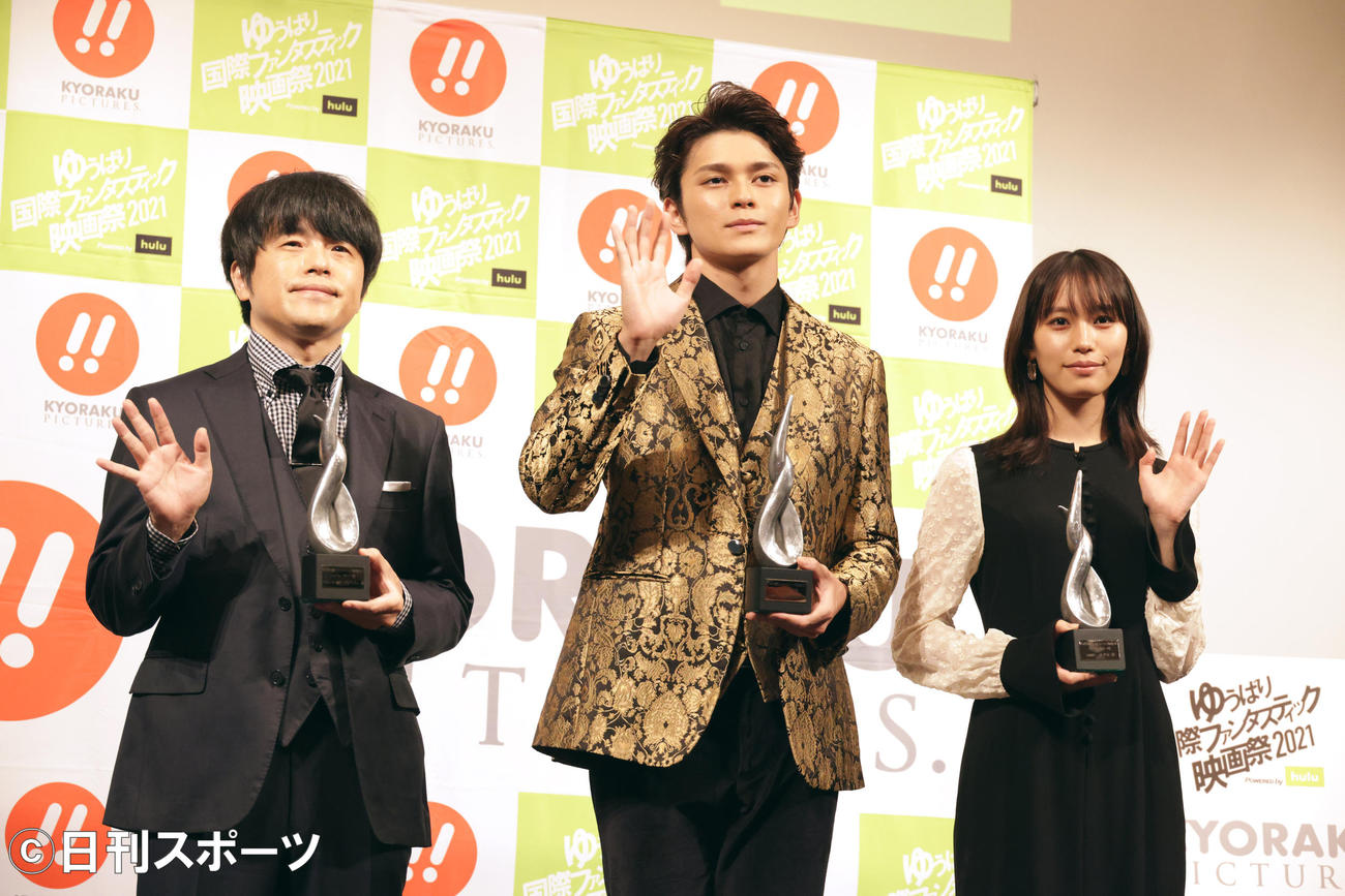 「ゆうばり国際ファンタスティック映画祭2021」ニューウェーブアワード授賞式で記念撮影する、左からバカリズム、眞栄田郷敦、南沙良（撮影・中島郁夫）