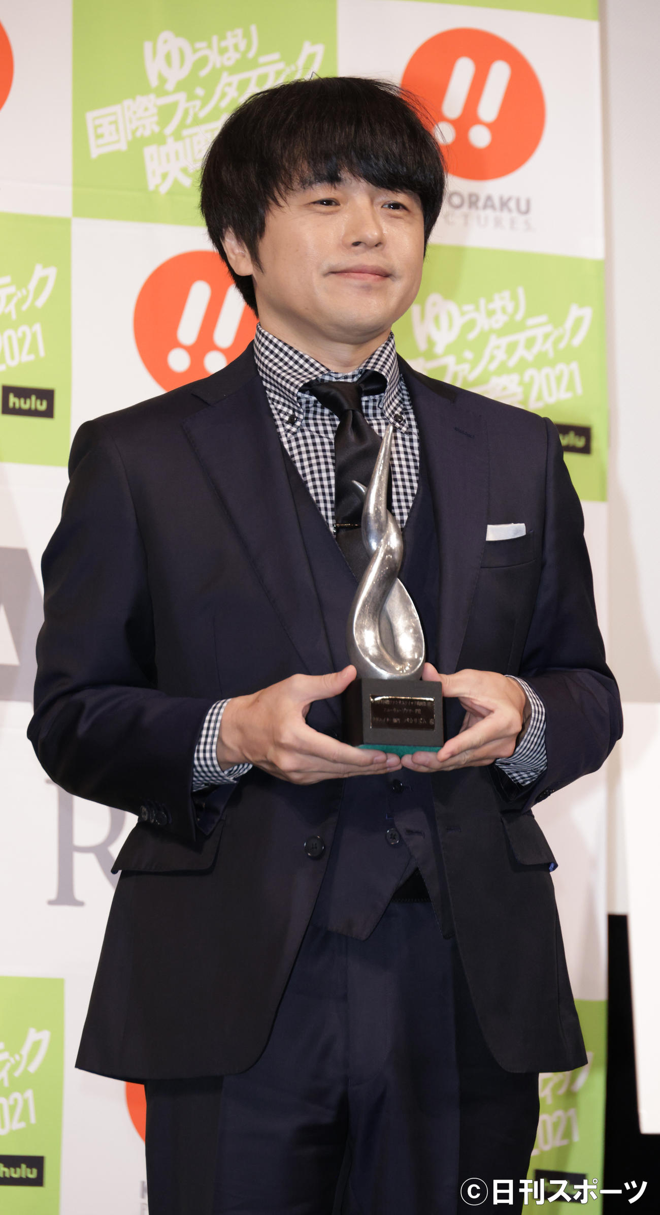 「ゆうばり国際ファンタスティック映画祭2021」ニューウェーブアワード授賞式で記念撮影するバカリズム（撮影・中島郁夫）