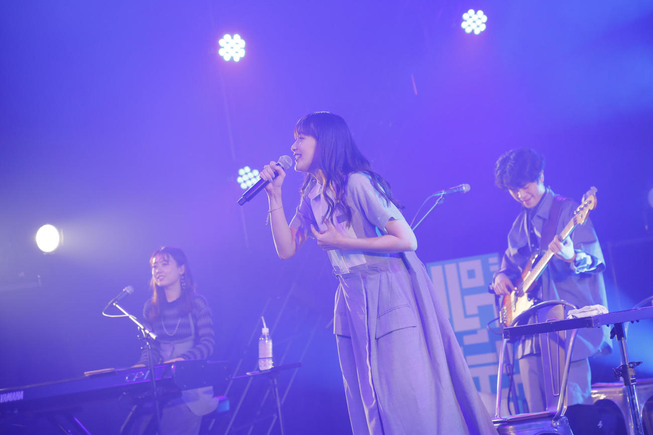 ライブを開催した「緑黄色社会」。中央は歌唱する長屋晴子