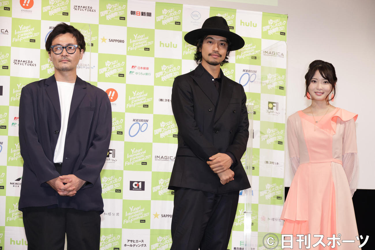 「ゆうばり国際ファンタスティック映画祭2021」で記念撮影する、左から清水康彦監督、齊藤工監督、木下彩音（撮影・中島郁夫）