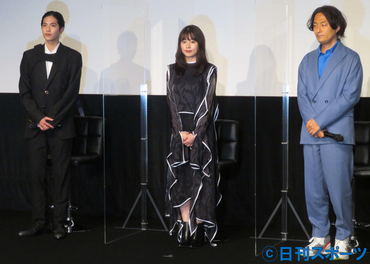 ドキュメンタリー映画「人と仕事」完成報告会に登壇した、左から志尊淳、有村架純、森ガキ侑大監督（撮影・村上幸将）