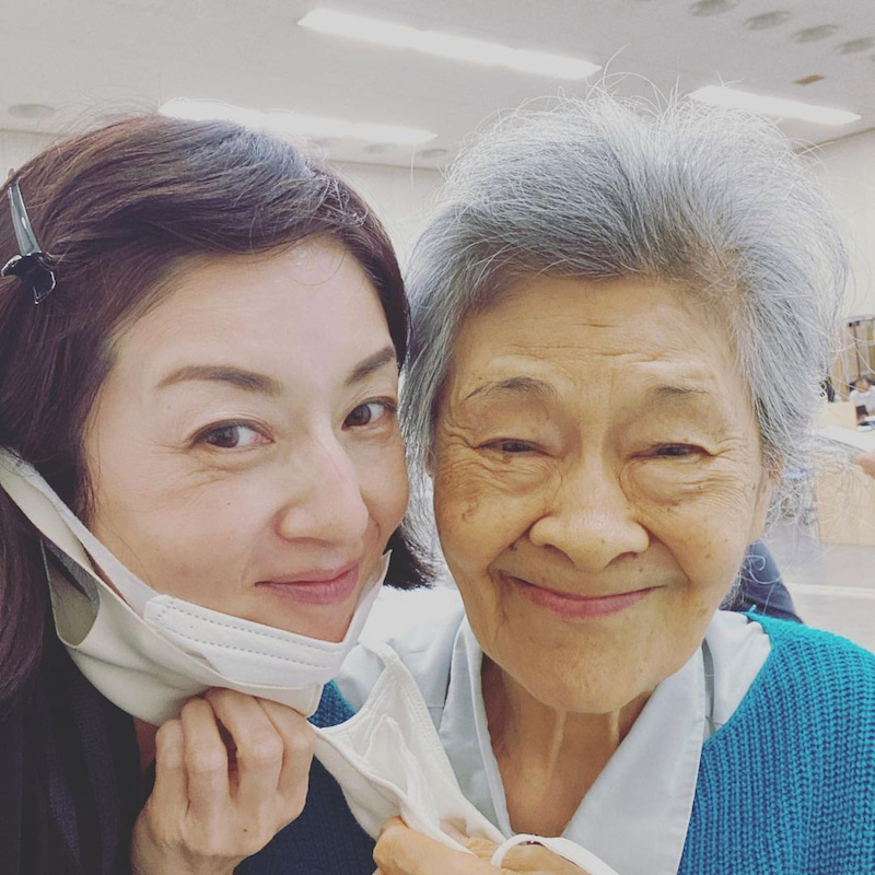 NHK連続テレビ小説「おかえりモネ」で共演する大方斐紗子（右）とのツーショットをブログで公開した高岡早紀